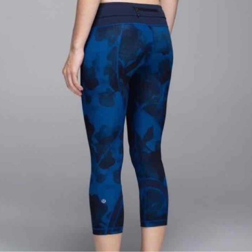 Lululemon Run Inspire Crop II Leggings Size 8 Jumbo Inky Blue Black Floral